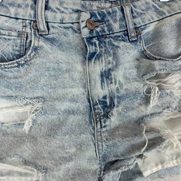 American Eagle Curvy Mom Jean Shorts Size 6 Distressed Denim Blue cross button - Picture 2 of 7